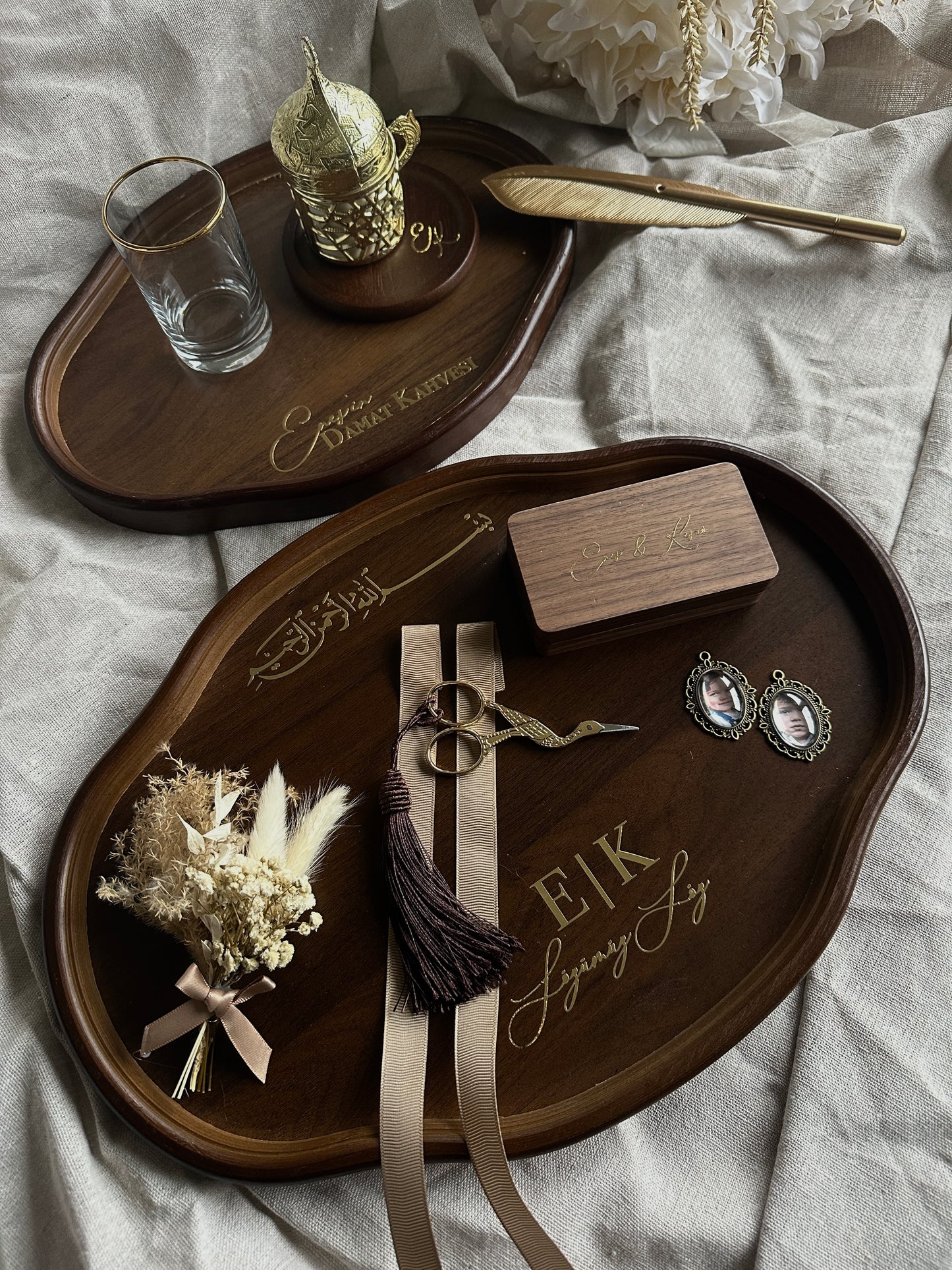 Verlobungstablett aus hochwertigem Nussholz