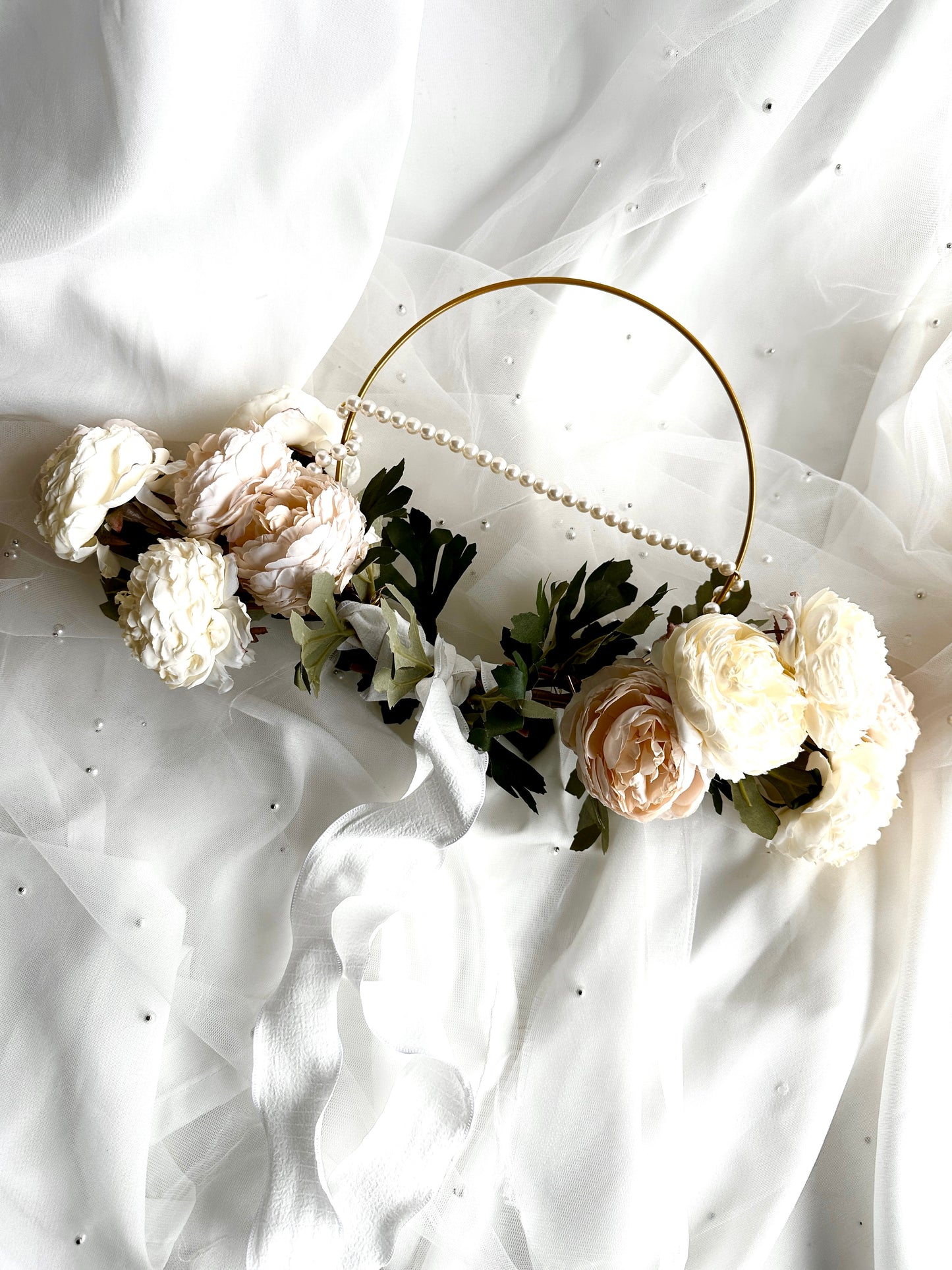 Eleganter Hoop Brautstrauß mit Kunstblumen – Moderner Brautstrauß im Goldring
