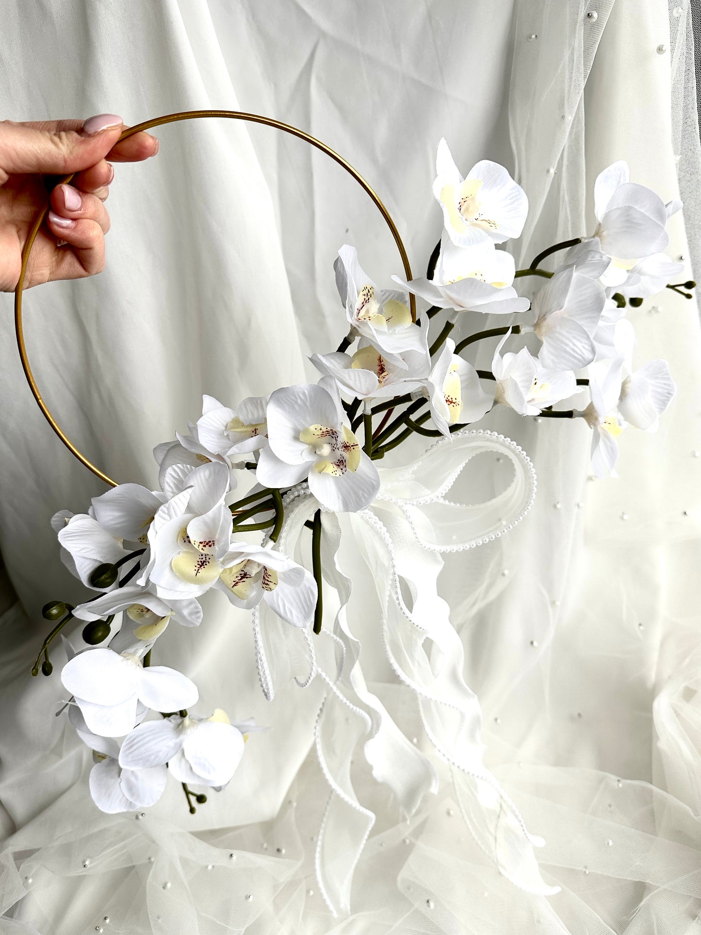 Eleganter Hoop Brautstrauß mit Kunstblumen – Moderner Brautstrauß im Goldring
