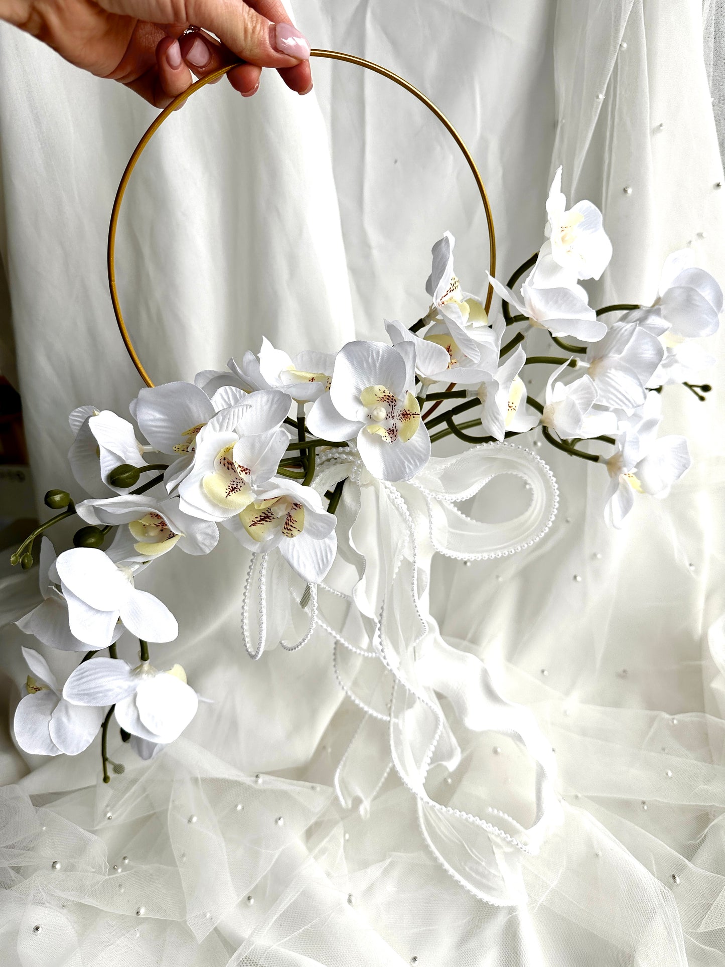 Eleganter Hoop Brautstrauß mit Kunstblumen – Moderner Brautstrauß im Goldring