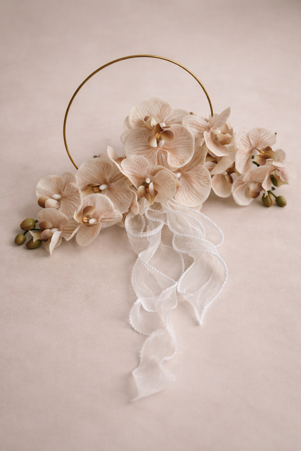 Eleganter Hoop Brautstrauß mit Kunstblumen – Moderner Brautstrauß im Goldring