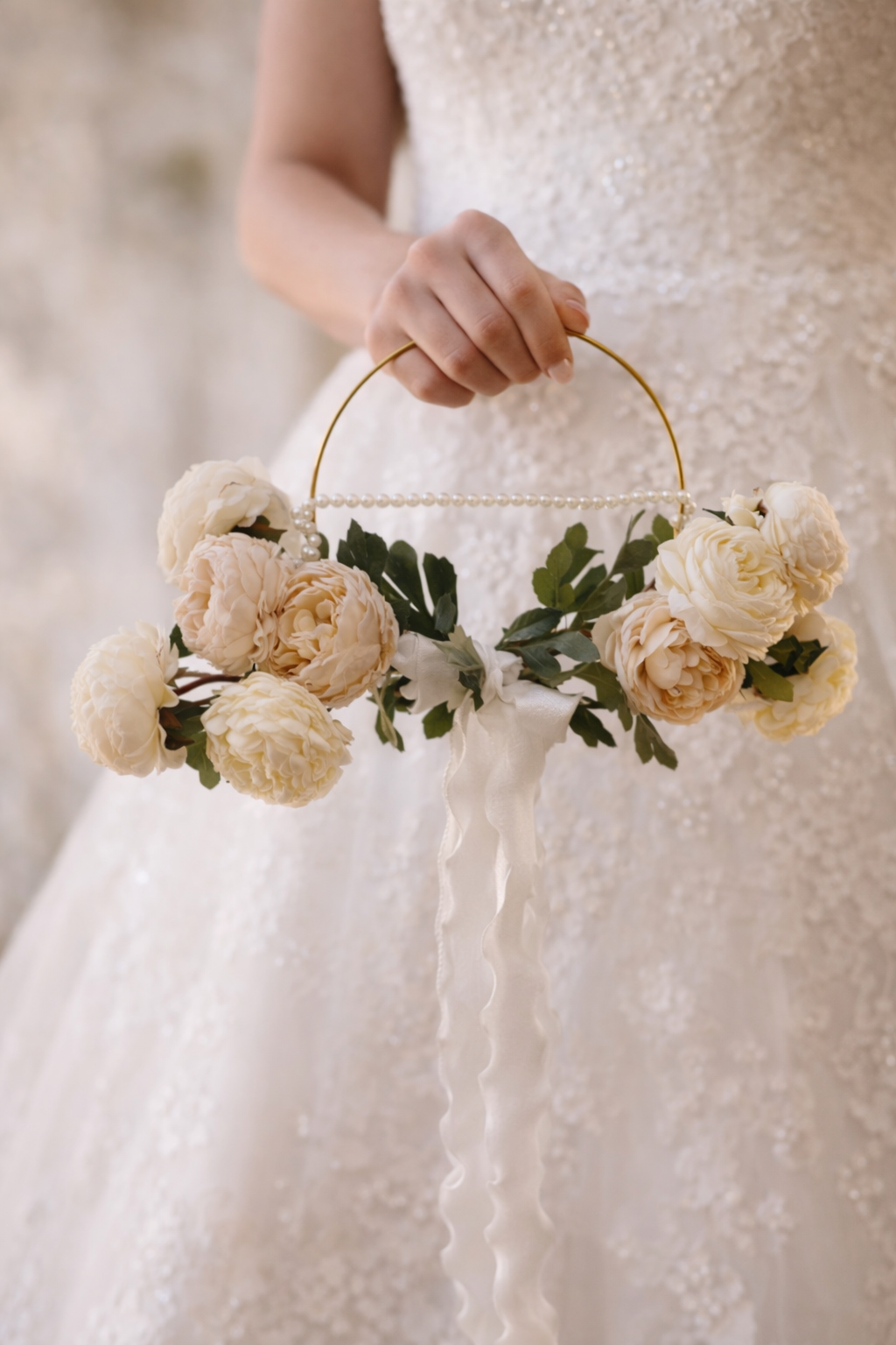 Eleganter Hoop Brautstrauß mit Kunstblumen – Moderner Brautstrauß im Goldring