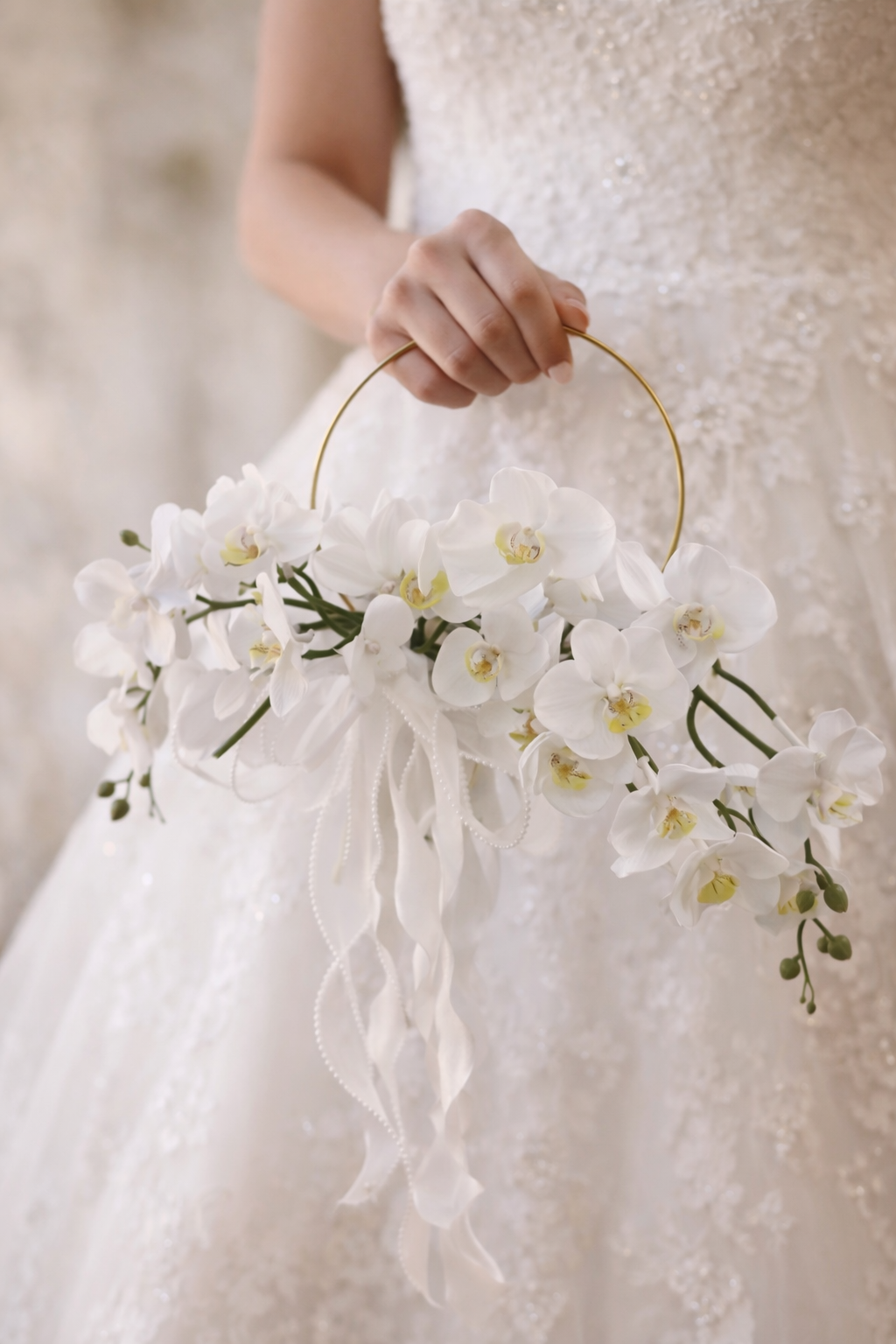 Eleganter Hoop Brautstrauß mit Kunstblumen – Moderner Brautstrauß im Goldring