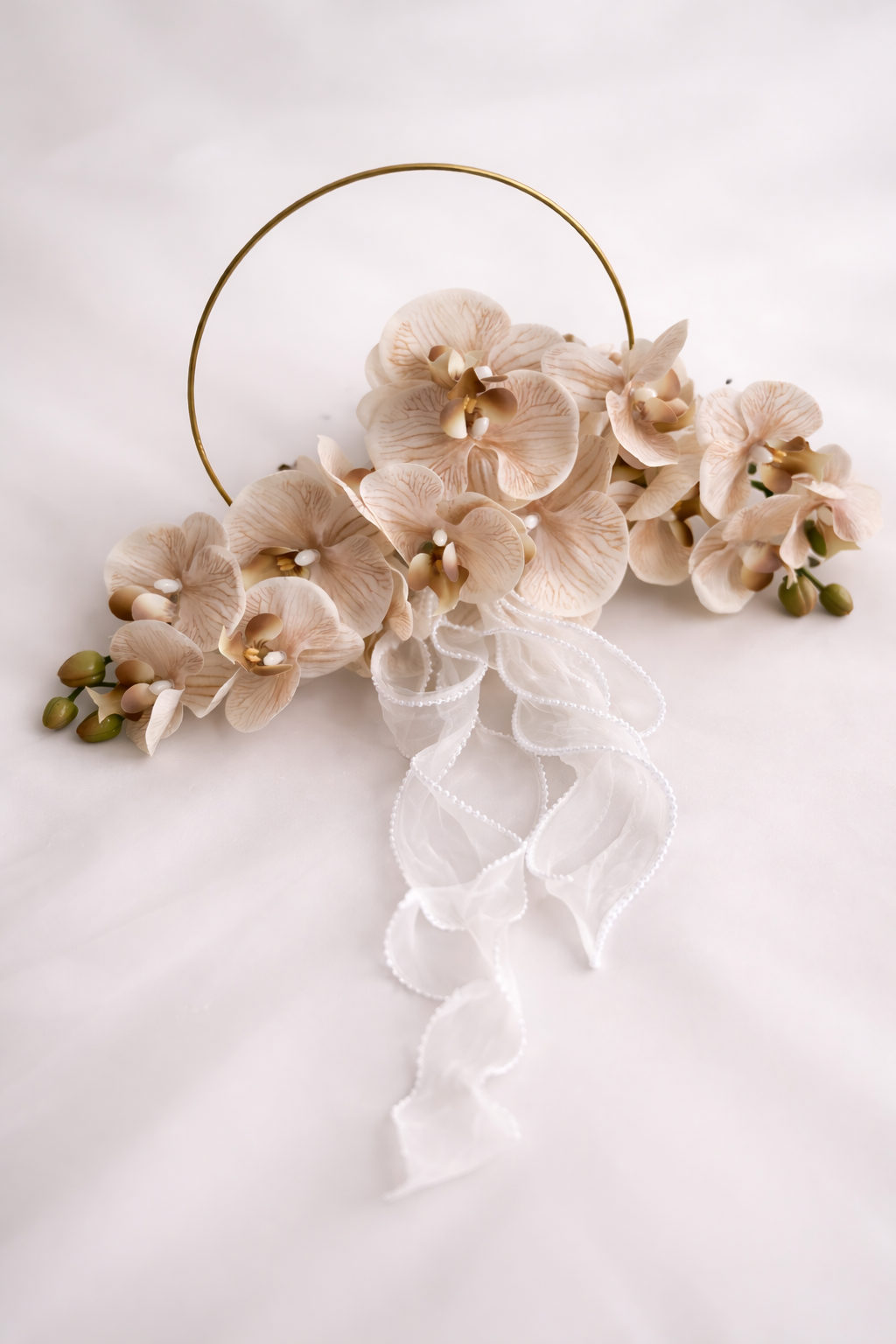 Eleganter Hoop Brautstrauß mit Kunstblumen – Moderner Brautstrauß im Goldring