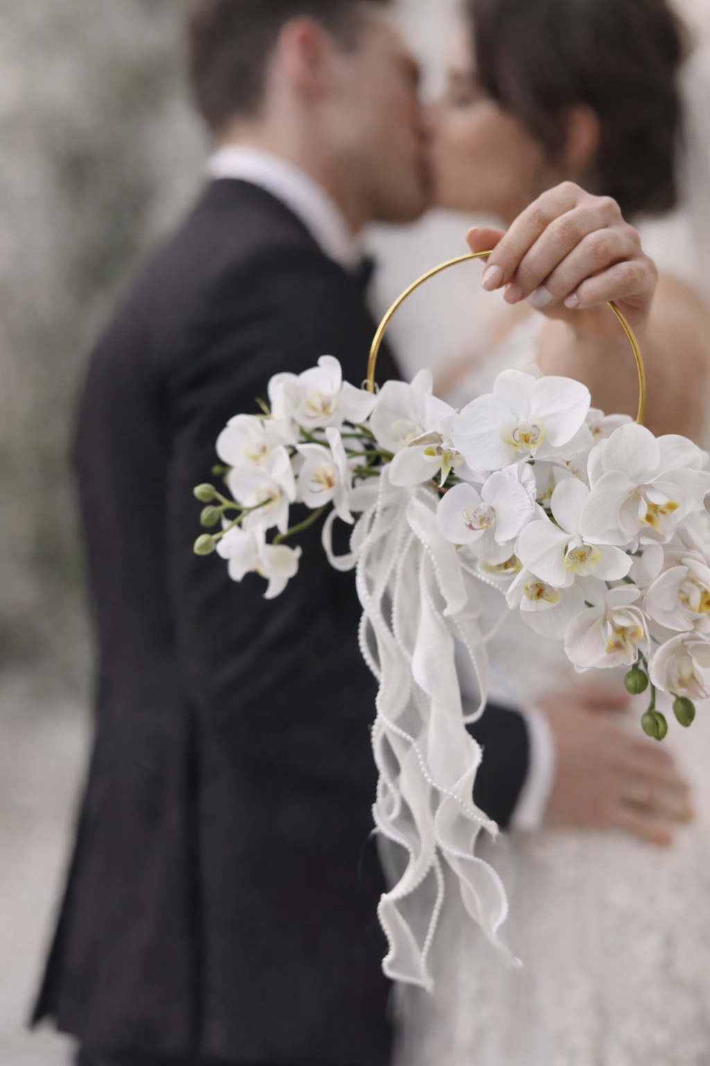 Eleganter Hoop Brautstrauß mit Kunstblumen – Moderner Brautstrauß im Goldring