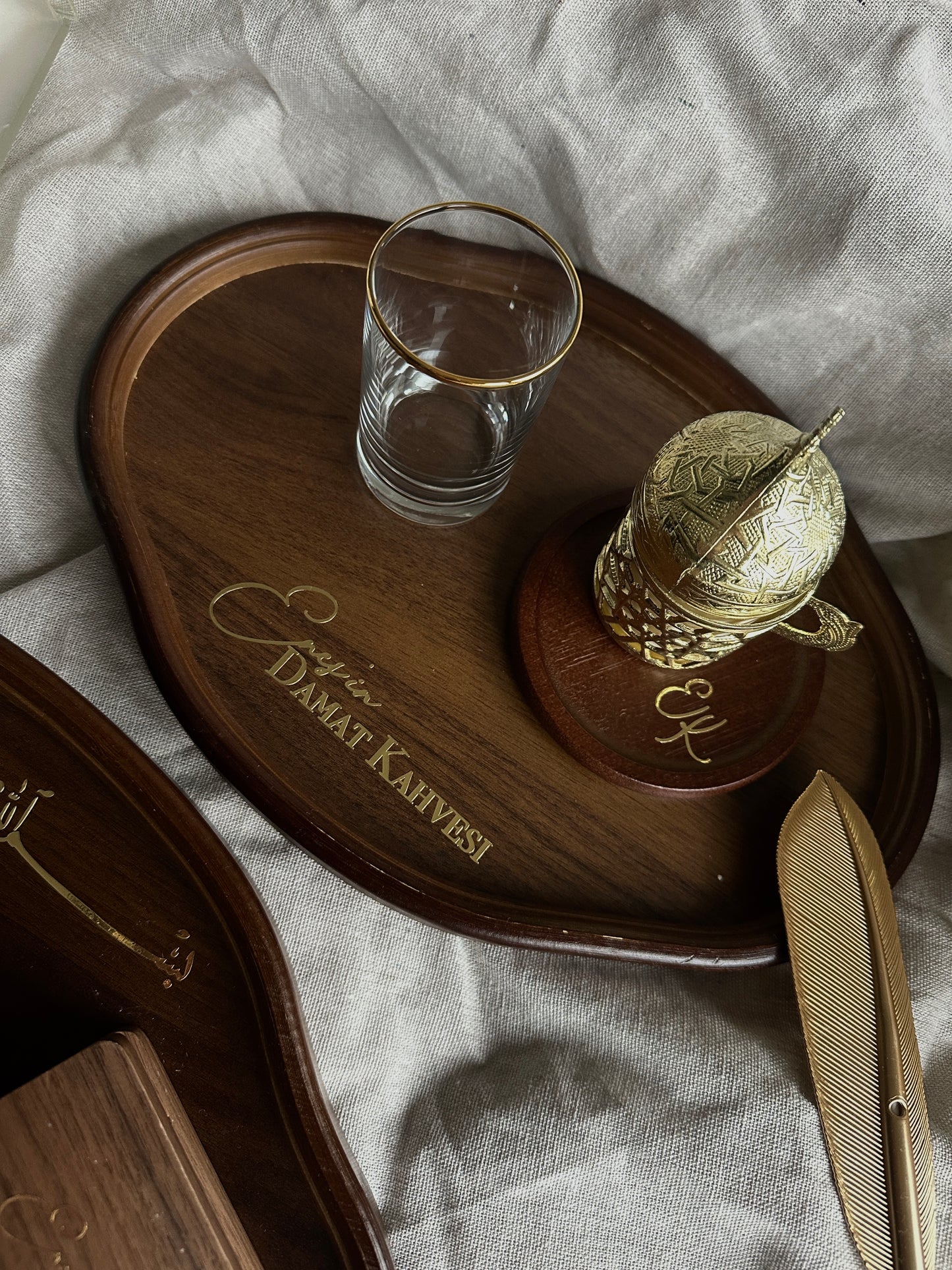 Verlobungstablett aus hochwertigem Nussholz