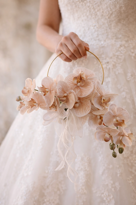 Eleganter Hoop Brautstrauß mit Kunstblumen – Moderner Brautstrauß im Goldring