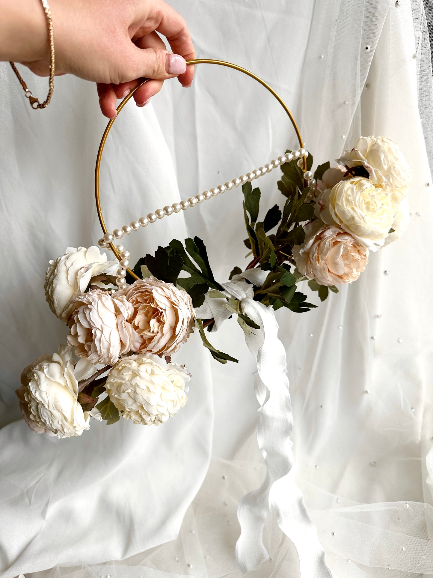Eleganter Hoop Brautstrauß mit Kunstblumen – Moderner Brautstrauß im Goldring