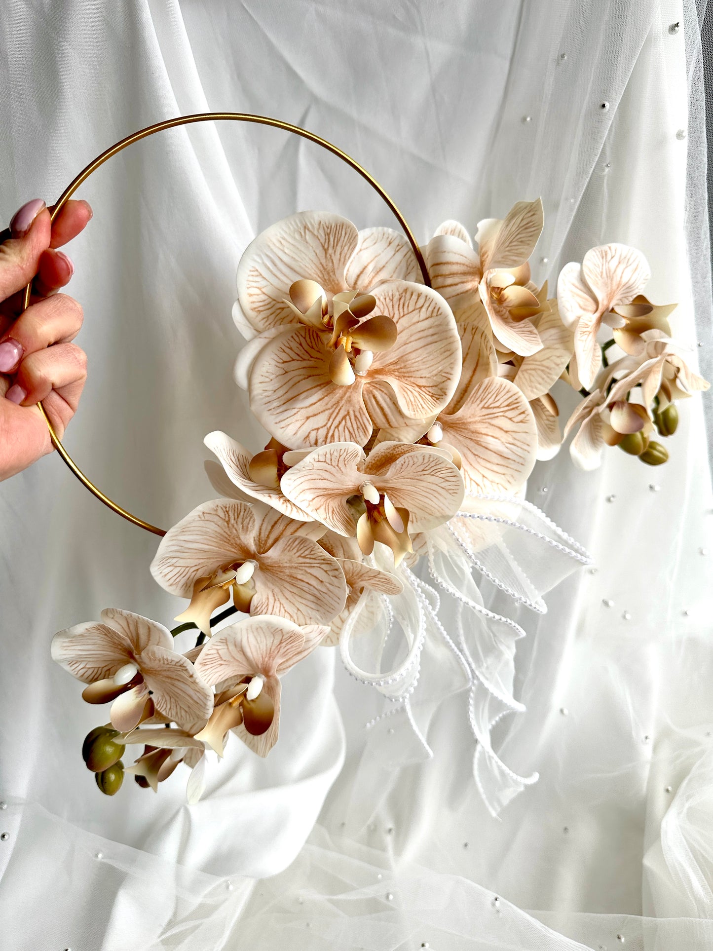 Eleganter Hoop Brautstrauß mit Kunstblumen – Moderner Brautstrauß im Goldring