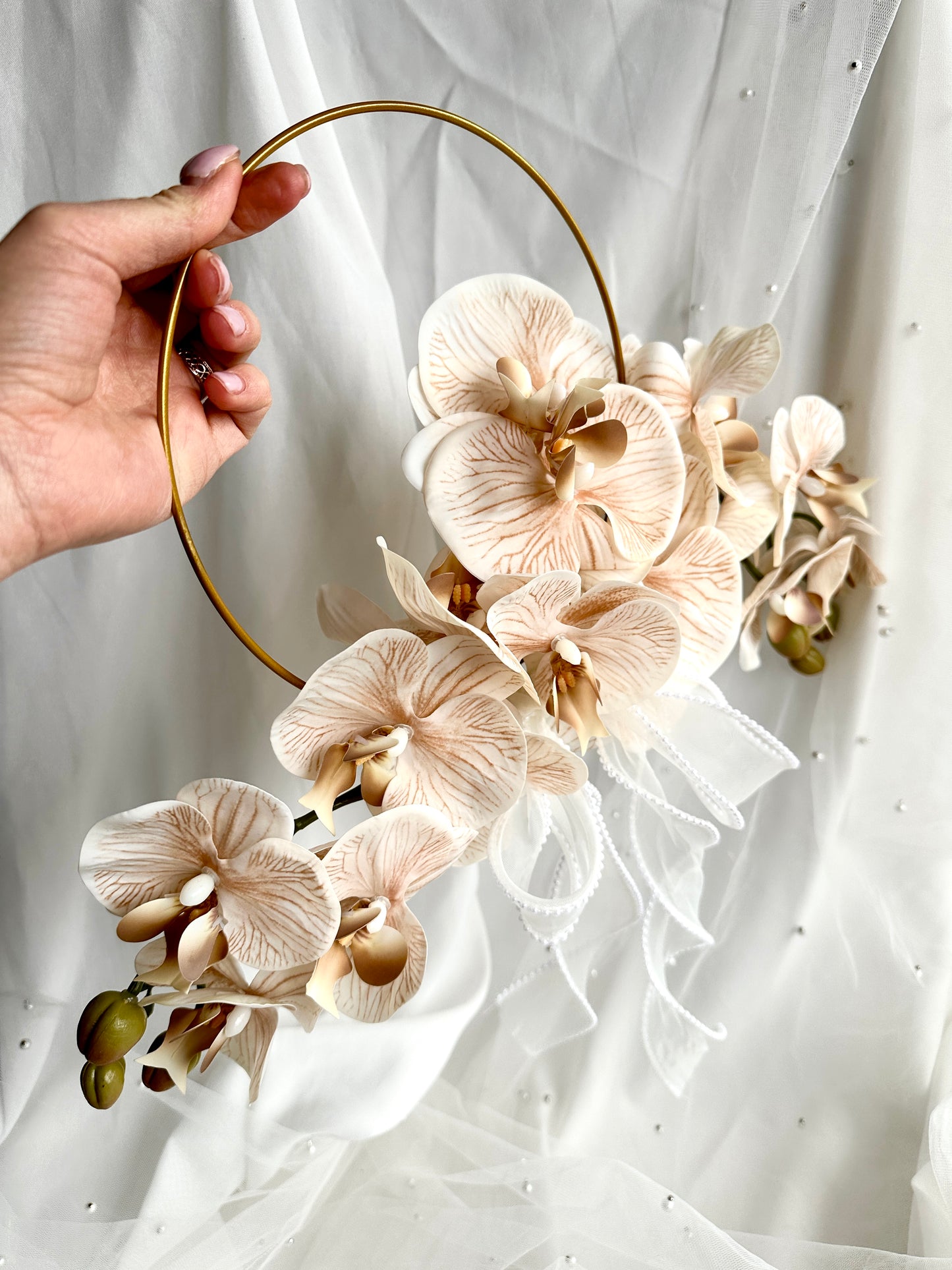 Eleganter Hoop Brautstrauß mit Kunstblumen – Moderner Brautstrauß im Goldring