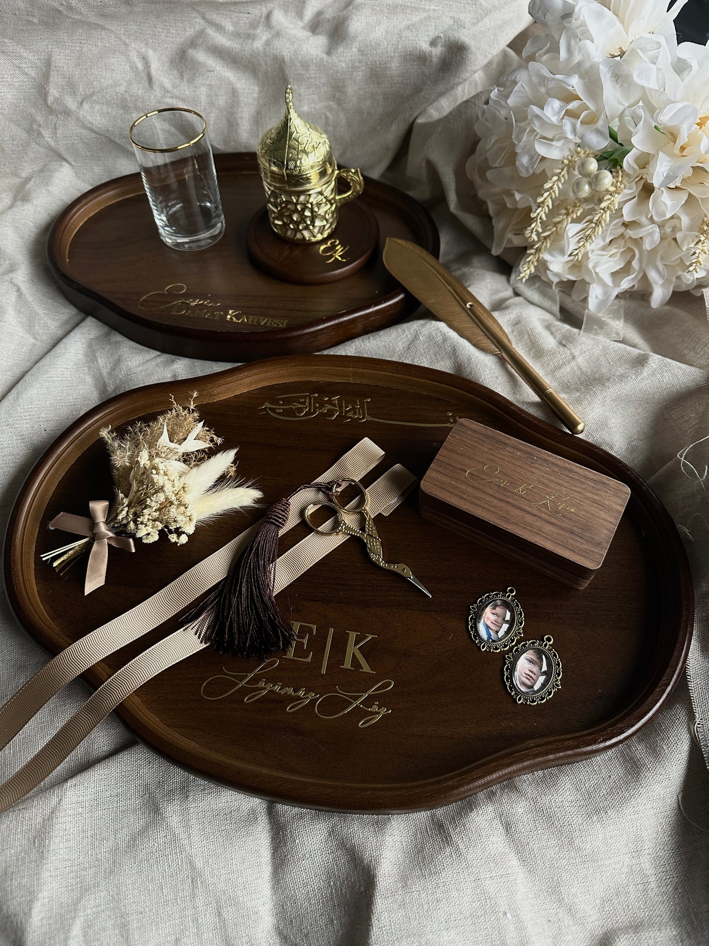 Verlobungstablett aus hochwertigem Nussholz