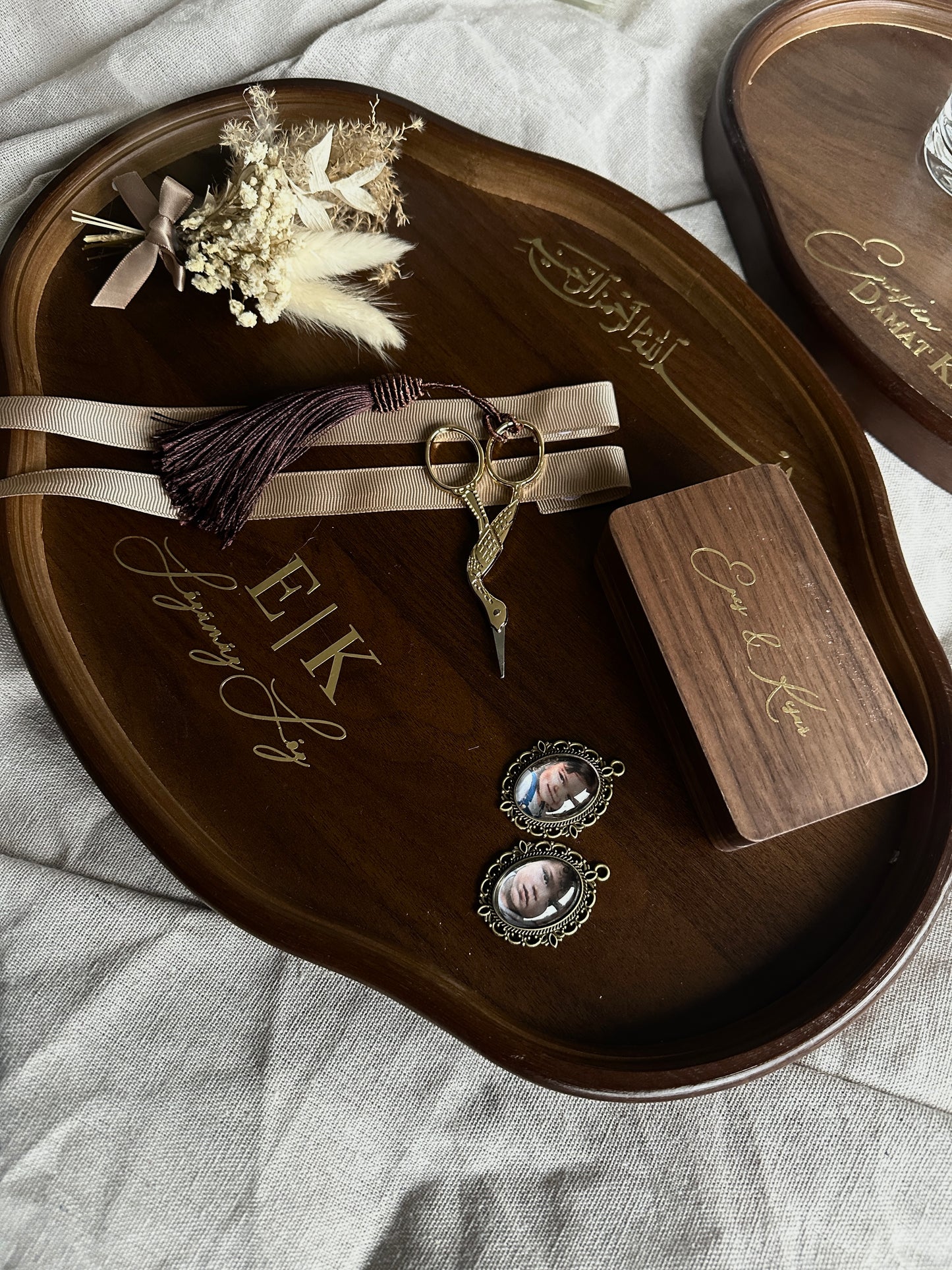 Verlobungstablett aus hochwertigem Nussholz